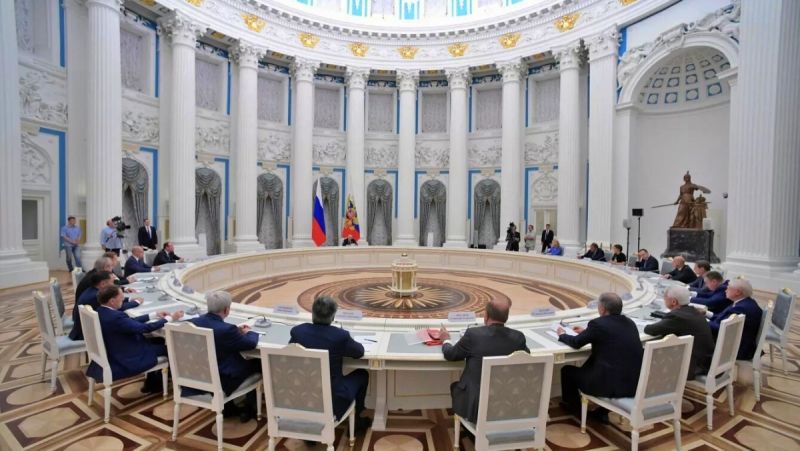 Tổng thống Nga V.Putin trong cuộc gặp với lãnh đạo Duma và lãnh đạo các phái đảng chính trị trong Duma. Ảnh Rianovosti