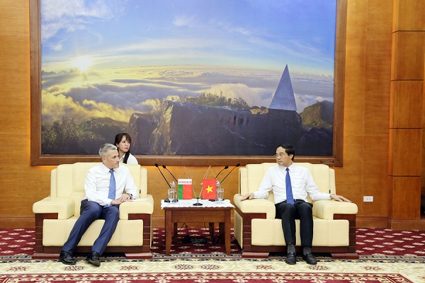 Chủ tịch UBND tỉnh Lào Cai Trịnh Xuân Trường và Ngài Vladimir Borovikov, Đại sứ đặc mệnh toàn quyền Cộng hòa Belarus tại Việt Nam