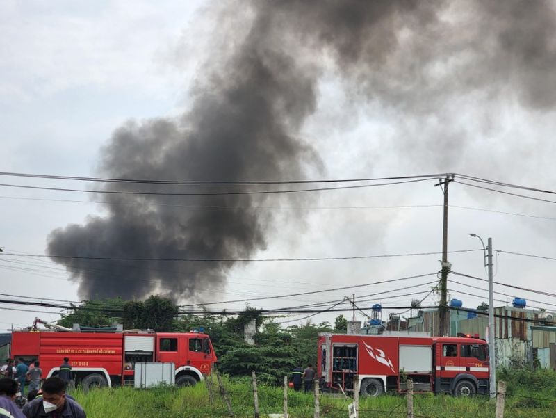 Cảnh sát PCCC Công an huyện Bình Chánh điều động nhiều phương tiện cùng hàng chục cán bộ chiến sĩ đến hiện trường khống chế đám cháy Cảnh sát PCCC Công an huyện Bình Chánh điều động nhiều phương tiện cùng hàng chục cán bộ chiến sĩ đến hiện trường khống chế đám cháy