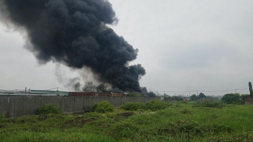 Đám cháy bùng lên từ xưởng nhựa trên địa bàn xã Vĩnh Lộc B, huyện Bình Chánh sáng 8-7. Đám cháy bùng lên từ xưởng nhựa trên địa bàn xã Vĩnh Lộc B, huyện Bình Chánh sáng 8-7.