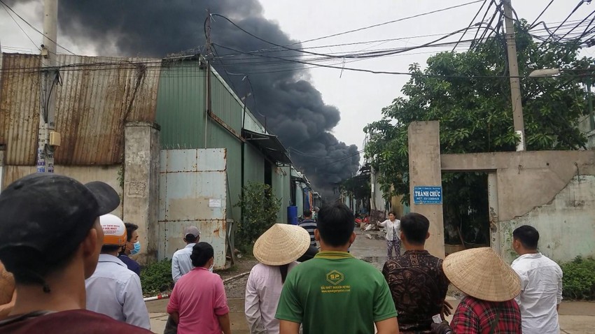 Hỏa hoạn khiến người dân khu vực gặp một phen náo loạn. Hỏa hoạn khiến người dân khu vực gặp một phen náo loạn.