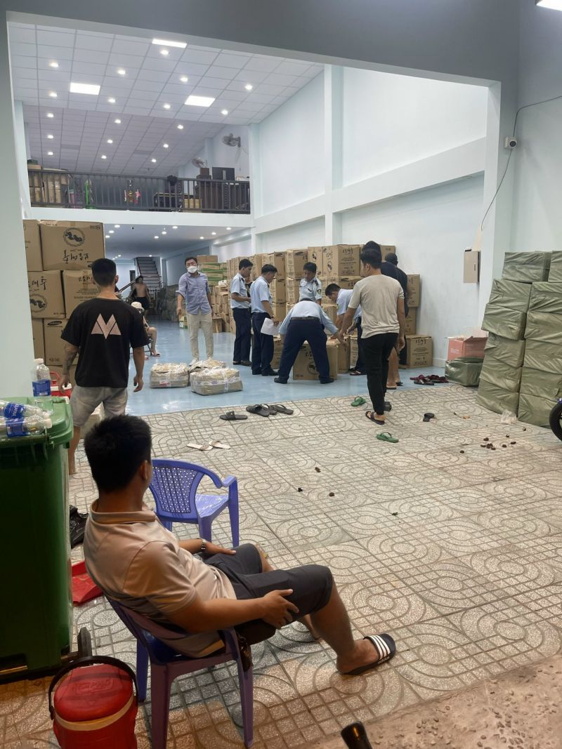 Lực lượng chức năng kiểm tra Công ty TNHH Xuất nhập khẩu mỹ phẩm CRYO tại quận Gò Vấp và quận 12, thành phố Hồ Chí Minh.