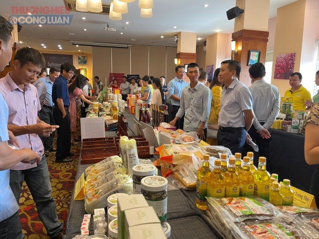 Các sản phẩm tiêu biểu của các doanh nghiệp, HTX đến từ Nam Định, Ninh Bình, Nghệ An, Hà Tĩnh, Quảng Trị, Thừa Thiên Huế và Quảng Bình tham gia trưng bày