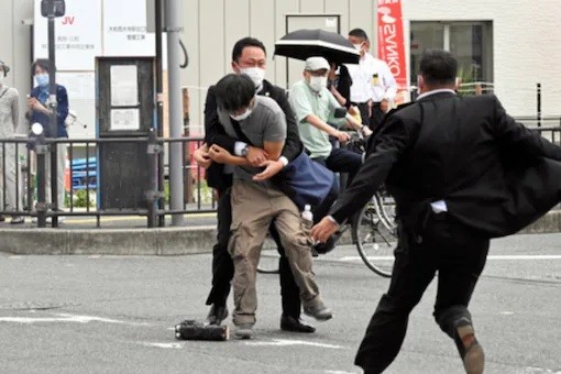 Lực lượng an ninh khống chế nghị phạm ám sát cựu Thủ tướng Abe Shinzo ngày 08/07. Nguồn Twitter