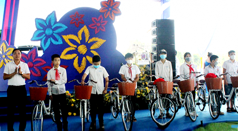 Trao tặng xe đạp cho học sinh nghèo trên địa bàn