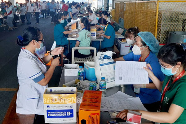 Hàng ngàn công nhân lao động Công ty CP Taekwang Vina tham gia tiêm vaccine phòng Covid-19 mũi 3, mũi 4