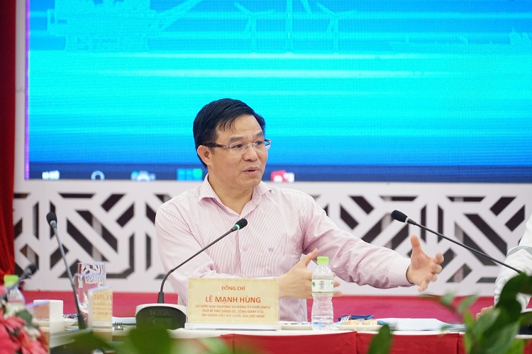 Đồng chí Lê Mạnh Hùng - Tổng Giám đốc Petrovietnam báo cáo, kiến nghị tại buổi làm việc