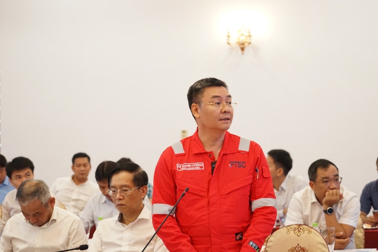 Đồng chí Lê Mạnh Cường - Tổng giám đốc PTSC báo cáo với đoàn công tác Quốc hội
