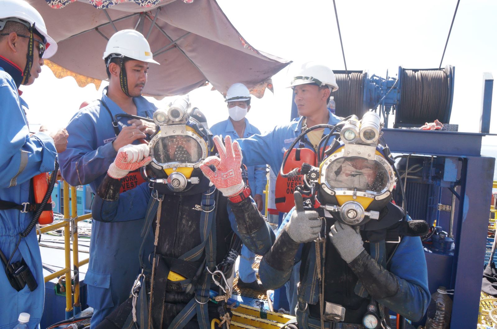 Công tác chuẩn bị cho thợ lặn thi công bảo dưỡng tại Phao rót dầu không bến (SPM).