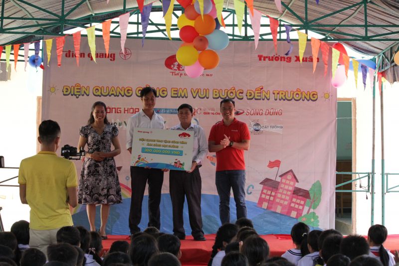 Điện Quang cùng Nhà phân phối Trường Xuân trao tặng biểu trưng “Thắp sáng ước mơ” cho trường tiểu học Khánh Trung