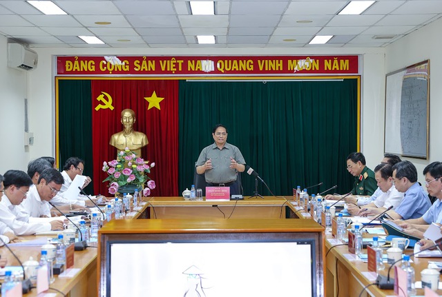Thủ tướng Phạm Minh Chính làm việc với các bộ ngành, địa phương nhằm quyết liệt thúc đẩy tiến độ các dự án nâng công suất sân bay Tân Sơn Nhất. Ảnh VGP/Nhật Bắc