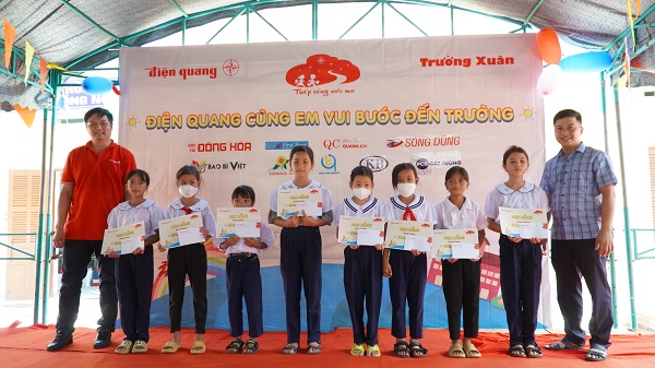Đại diện Điện Quang và xã Khánh Trung trao tặng học bổng cho các em học sinh trường tiểu học Khánh Trung