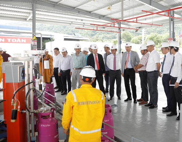 Các đại biểu tham quan quy trình hoạt động của Trạm chiết nạp LPG Bà Rịa - Vũng Tàu