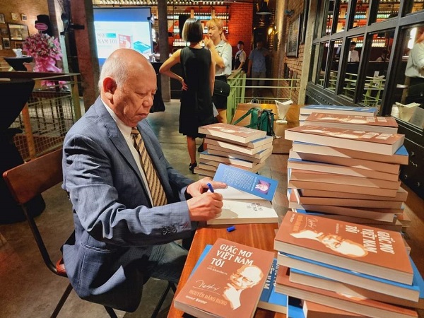 GS Nguyễn Đăng Hưng đang ký tặng sách cho độc giả GS Nguyễn Đăng Hưng đang ký tặng sách cho độc giả