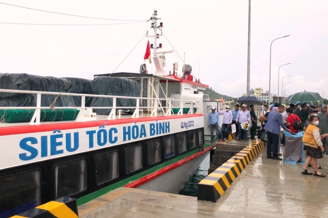 Tàu siêu tốc Hòa Bình cập cảng Bến Đình trong ngày 10/7 an toàn, thuận lợi.
