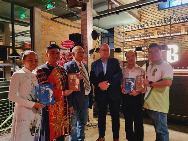 Khoác áo dài Việt, anh Duy và chị Hân diện kiến Đại sứ Bỉ tại Việt Nam Paul Jansen (thứ 3, phải sang) và chúc mừng GS Nguyễn Đăng Hưng (thứ 3, trái sang) ở buổi ra mắt bộ sách “Giấc mơ Việt Nam tôi” tại TP. HCM Khoác áo dài Việt, anh Duy và chị Hân diện kiến Đại sứ Bỉ tại Việt Nam Paul Jansen (thứ 3, phải sang) và chúc mừng GS Nguyễn Đăng Hưng (thứ 3, trái sang) ở buổi ra mắt bộ sách “Giấc mơ Việt Nam tôi” tại TP. HCM