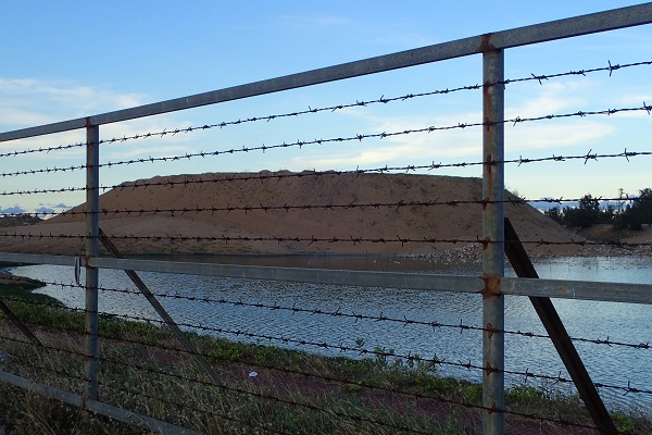 Góc khu đất dự án giáp của sông Đà Rằng đang làm nơi chứa cát
