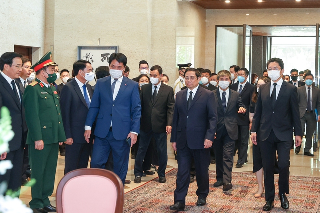 Thủ tướng Chính phủ Phạm Minh Chính tới ghi sổ tang tưởng niệm cựu Thủ tướng Nhật Bản Abe Shinzo. Ảnh VGP/Nhật Bắc