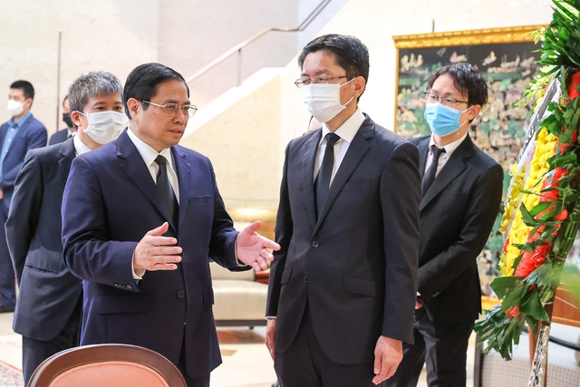 Thủ tướng Chính phủ Phạm Minh Chính chia buồn với đại diện Đại sứ quán Nhật Bản tại Việt Nam. Ảnh VGP/Nhật Bắc