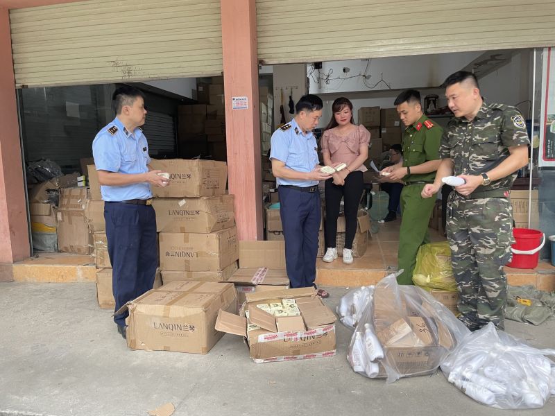 Lực lượng QLTT tỉnh Lạng Sơn vừa phát hiện và tạm giữ 4.978 sản phẩm mỹ phẩm nhập lậu khi tiến hành kiểm tra đột xuất một cơ sở kinh doanh trên địa bàn huyện Văn Lãng.
