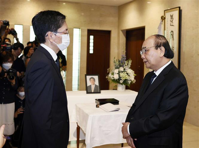 Chủ tịch nước Nguyễn Xuân Phúc chia buồn với cán bộ Đại sứ quán Nhật Bản tại Việt Nam. Ảnh: Thống Nhất – TTXVN