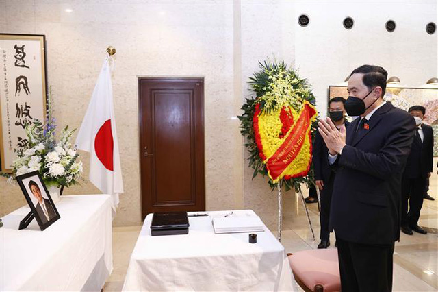 Phó Chủ tịch Thường trực Quốc hội Trần Thanh Mẫn tưởng niệm cố Thủ tướng Nhật Bản Abe Shinzo. Ảnh: Doãn Tấn -TTXVN