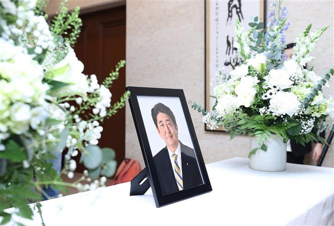 Sáng 11/7, Đại sứ quán Nhật Bản tại Việt Nam mở sổ tang và tổ chức Lễ viếng cố Thủ tướng Nhật Bản Abe Shinzo. Ảnh: Dương Giang-TTXVN