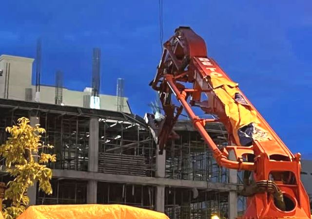 Cần trục phun b&ecirc; t&ocirc;ng g&atilde;y gập g&acirc;y tai nạn