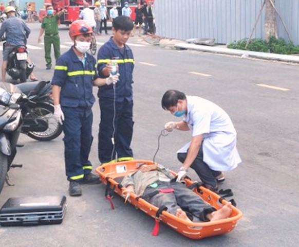 Đơn vị 115 tiến h&agrave;nh sơ cứu cho một c&ocirc;ng nh&acirc;n