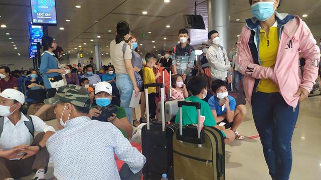 Nhiều h&agrave;nh kh&aacute;ch chờ đợi ở s&acirc;n bay T&acirc;n Sơn Nhất