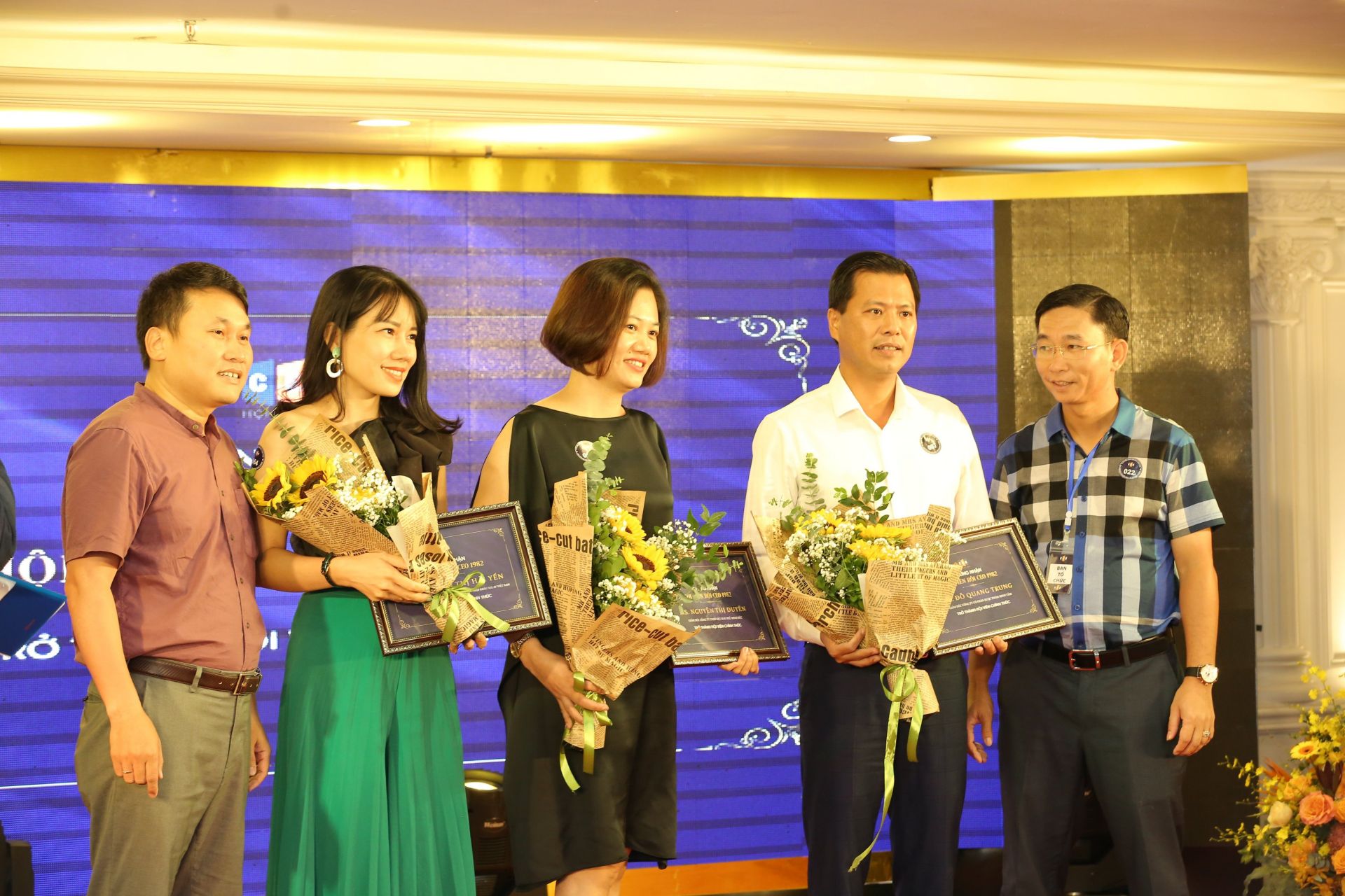 Ban tổ chức trao chứng nhận cho H&ocirc;i vi&ecirc;n mới