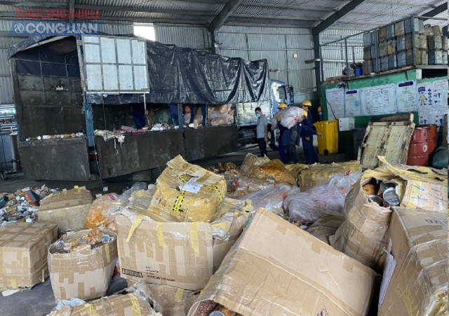 Cục QLTT Phú Yên phối hợp cùng cơ quan chức năng tập kết hàng hóa tại Nhà máy tái chế và xử lý chất thải nguy hại Hậu Sanh để tiêu hủy.