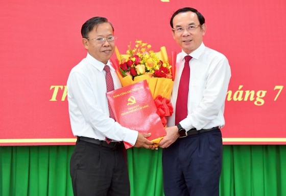 Bí thư Thành ủy TPHCM Nguyễn Văn Nên trao quyết định cho đồng chí Nguyễn Hữu Hiệp
