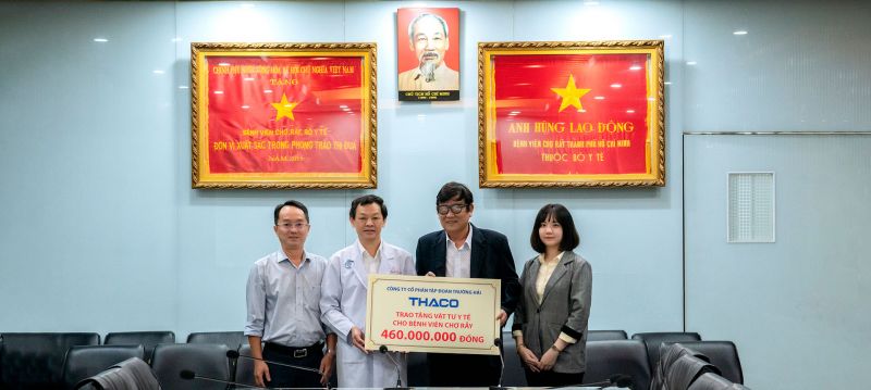 Ông Nguyễn Một - Giám đốc Truyền thông THACO trao bảng tượng trưng cho TS. BS. Nguyễn Tri Thức - Giám đốc Bệnh viện Chợ Rẫy