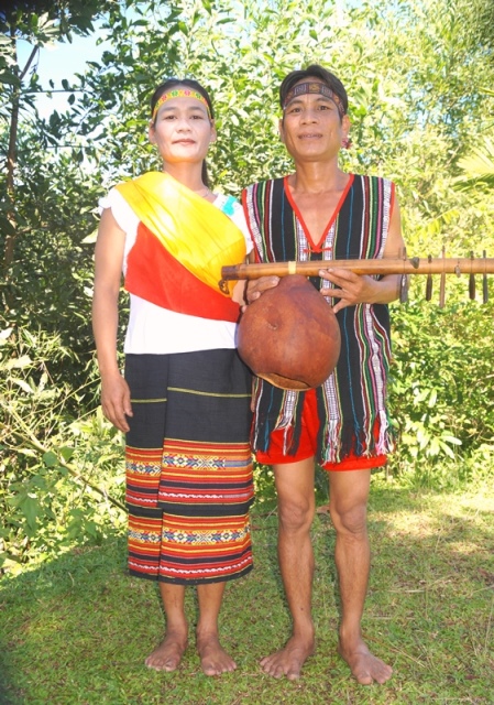Trang phục Nam , nữ dân tộc Ca dong