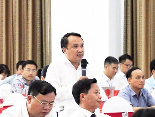 Ông Dương Đình Chỉnh - Giám đốc Sở Y tế Nghệ An trở lời các câu hỏi do các đại biểu chất vấn