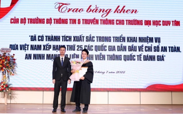 Đại học Duy Tân vinh dự nhận Bằng khen của Bộ trưởng Bộ TT&TT trong buổi lễ. Đại học Duy Tân vinh dự nhận Bằng khen của Bộ trưởng Bộ TT&TT trong buổi lễ.