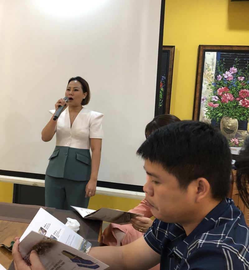 Bà Phạm Thị Hồng Cẩm - Giám đốc Kinh doanh và Tiếp thị KCN Minh Hưng Sikico (H.Hớn Quản, Bình Phước) giới thiệu các thông tin về KCN này đến các doanh nghiệp