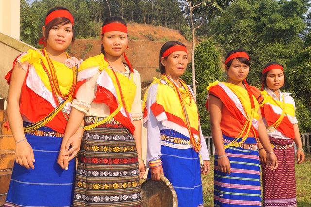Trang phục Nữ dân tôc Cà dong