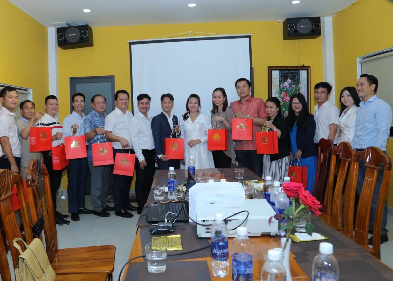 Hội Doanh nhân trẻ tỉnh Bình Phước tặng quà lưu niệm và giới thiệu sản phẩm nông nghiệp tiêu biểu của tỉnh đến các doanh nghiệp TP. Hồ Chí Minh