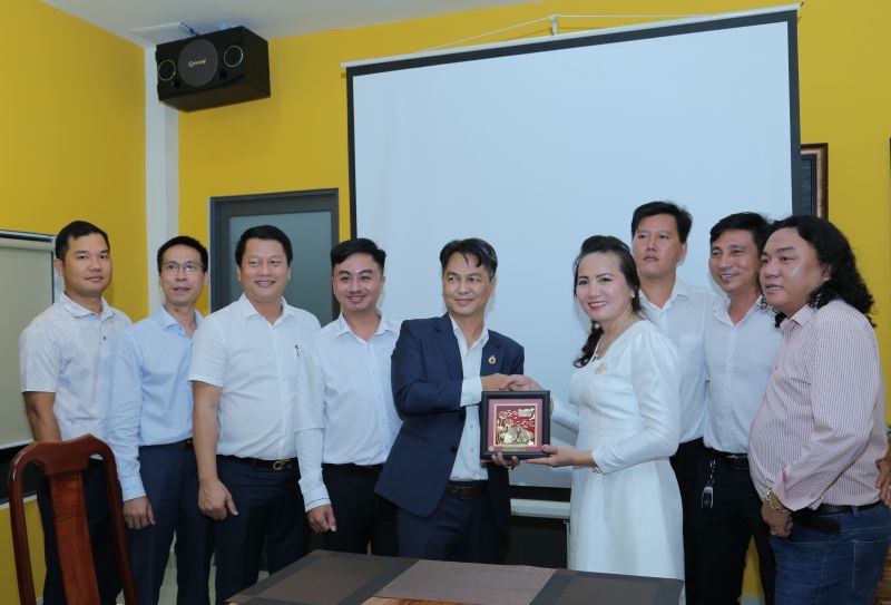 Hội Doanh nhân trẻ TP. Hồ Chí Minh tặng quà lưu niệm cho Hội Doanh nhân trẻ tỉnh Bình Phước