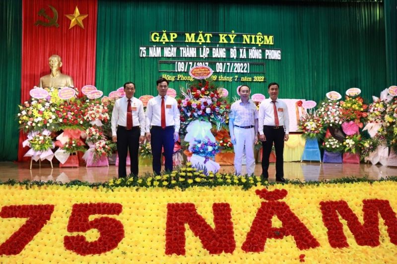 Ông Bùi Trọng Tấn tặng hoa chúc mừng Đảng bộ xã Hồng Phong