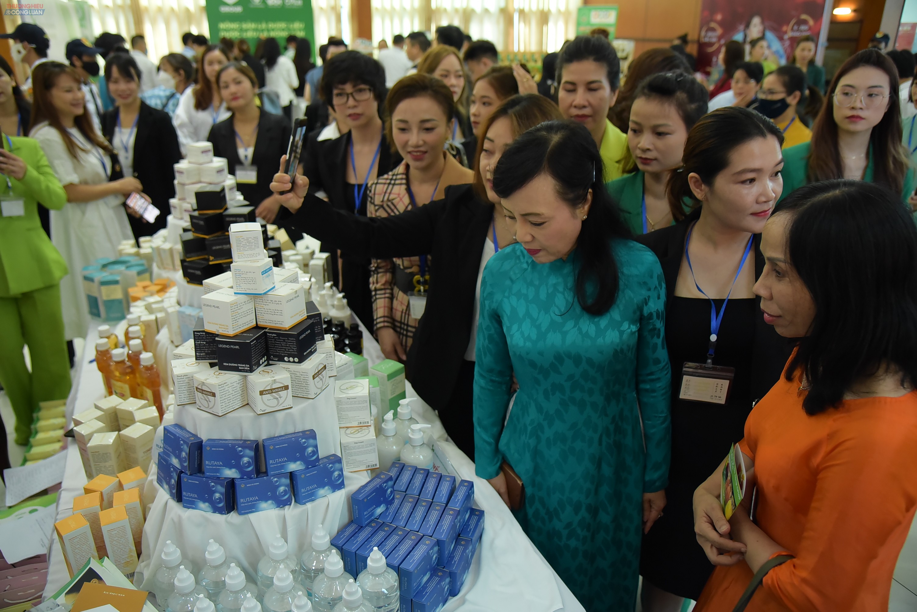 PGS. TS Nguyễn Thị Kim Tiến, Nguyên Bộ trưởng Bộ Y Tế tham quan các doanh nghiệp sản xuất kinh doanh các sản phẩm từ thiên nhiên