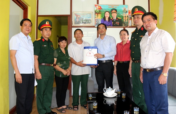 Đồng chí Trịnh Xuân Trường - Chủ tịch UBND tỉnh cùng đoàn công tác tặng quà gia đình thương binh Nguyễn Thanh Hằng