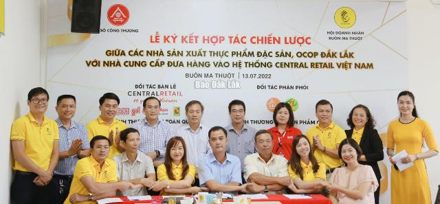 Nhóm sản phẩm OCOP của tỉnh Đắk Lắk tham gia ký kết.
