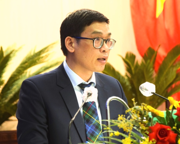 Giám đốc Sở Xây dựng Phùng Phú Phong trả lời chất vấn tại kỳ họp.