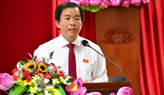Ông Nguyễn Văn Phương, Chủ tịch UBND tỉnh Thừa Thiên Huế báo cáo với HĐND