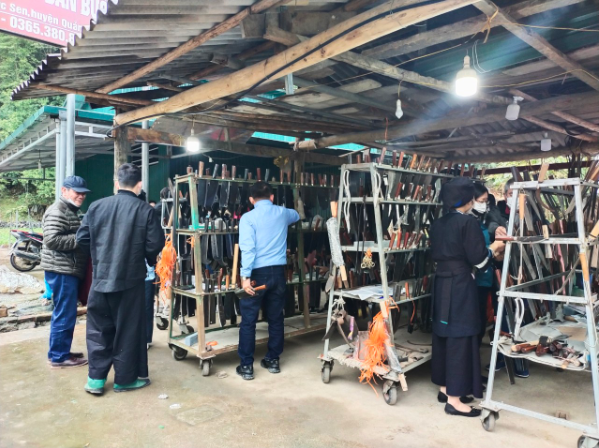 Các đoàn khách đến tham quan, mua sản phẩm và trải nghiệm rèn dao tại Cửa hàng dao Minh Tuấn