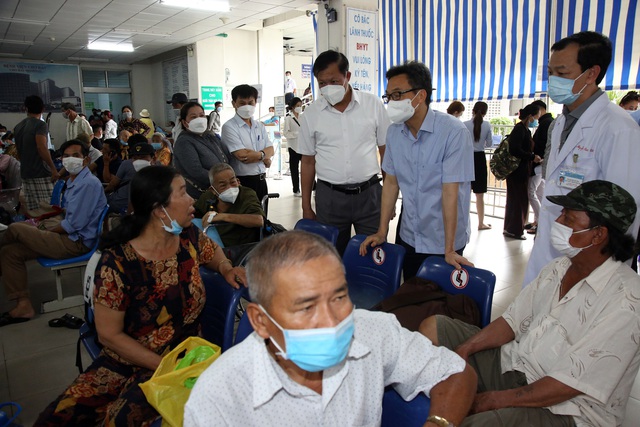 Phó Thủ tướng Vũ Đức Đam khảo sát tình hình thiếu thuốc, vật tư y tế tại Bệnh viện Chợ Rẫy (TPHCM), ngày 30/6 - Ảnh: VGP/Đình Nam