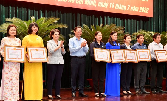 Chủ tịch UBND TPHCM Phan Văn Mãi tặng bằng khen cho các tập thể làm tốt công tác hiến đất mở rộng hẻm